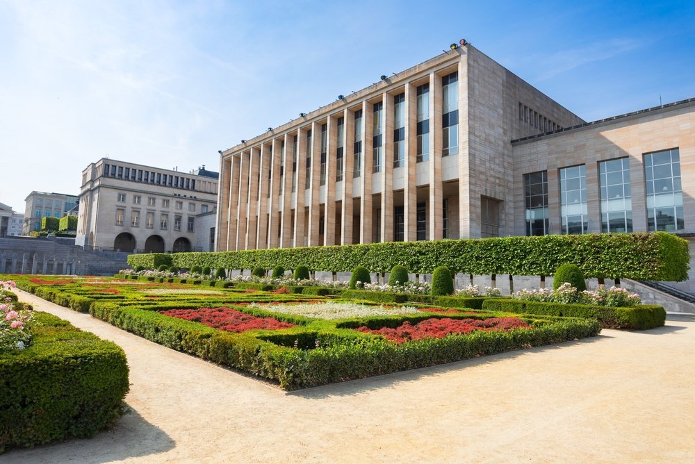 Trädgården på Mont des Arts i Bryssel med nationalbiblioteket i bakgrunden