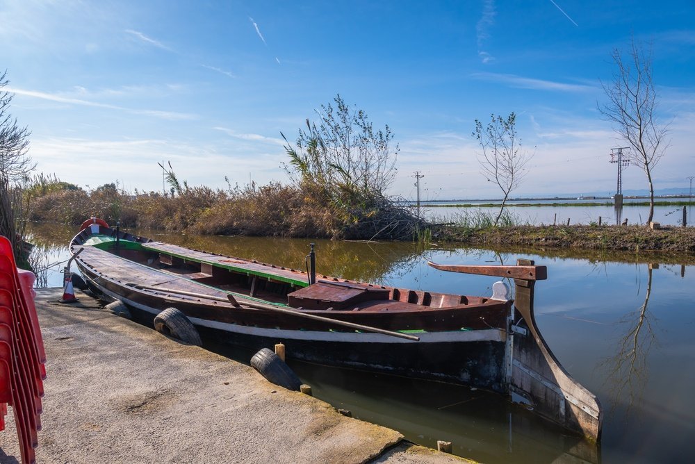Traditionell albufera-båt vid bryggan i El Palmar