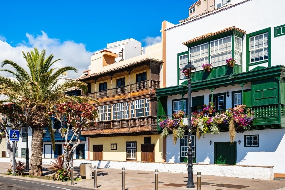 Traditionella träbalkonger med blommor i Santa Cruz de La Palma