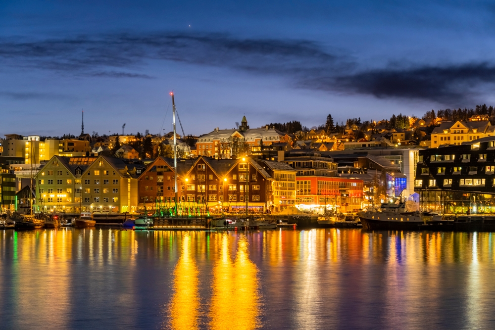 Panorama över Tromsø centrum och hamnen en vinterkväll