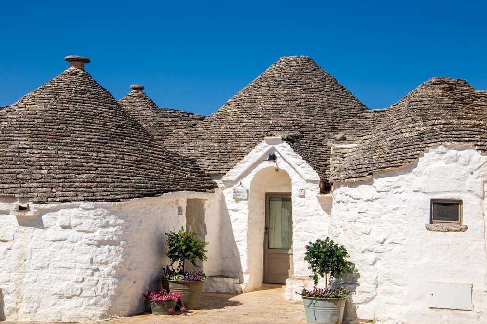 Trulli-hus med kägelformade stentak i Alberobello i Apulien