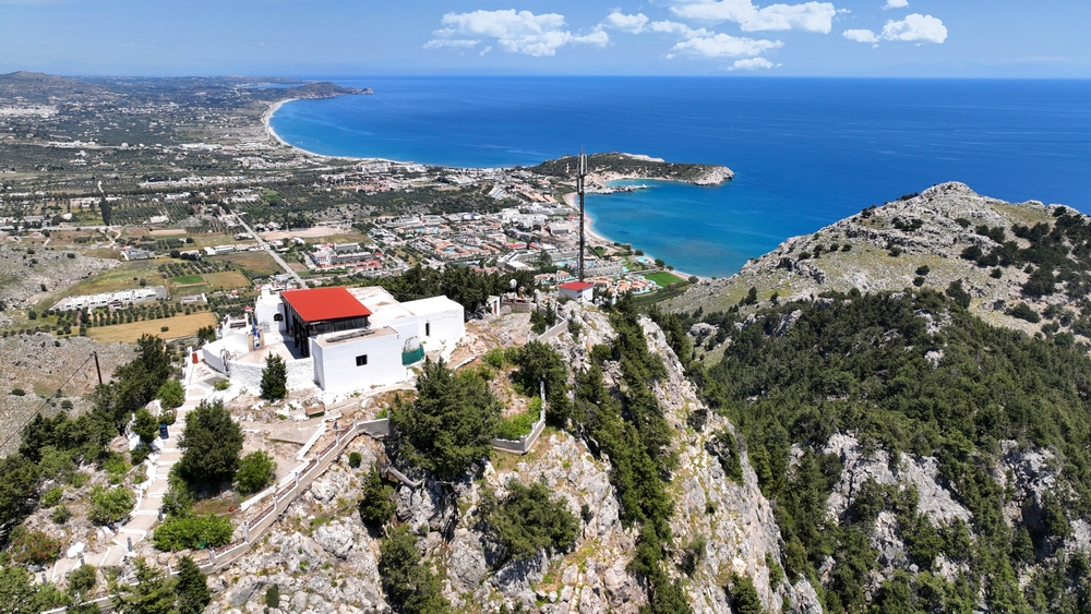 Flygfoto över kapellet Panagia Tsambika på berget ovanför viken på Rhodos