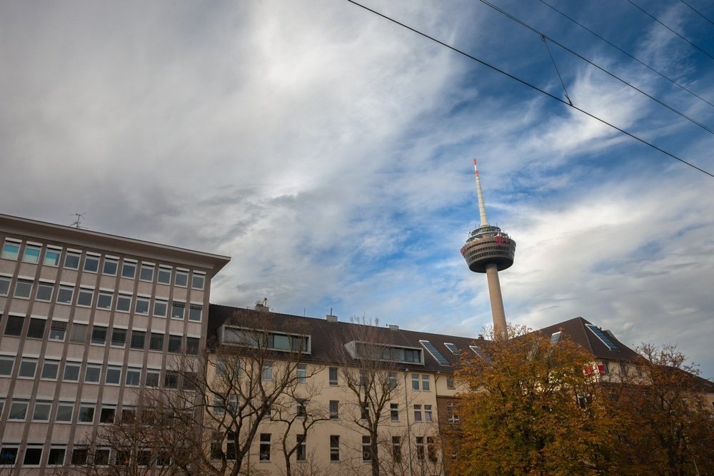 Tv-tornet Colonius sett från gatan i Ehrenfeld i Köln
