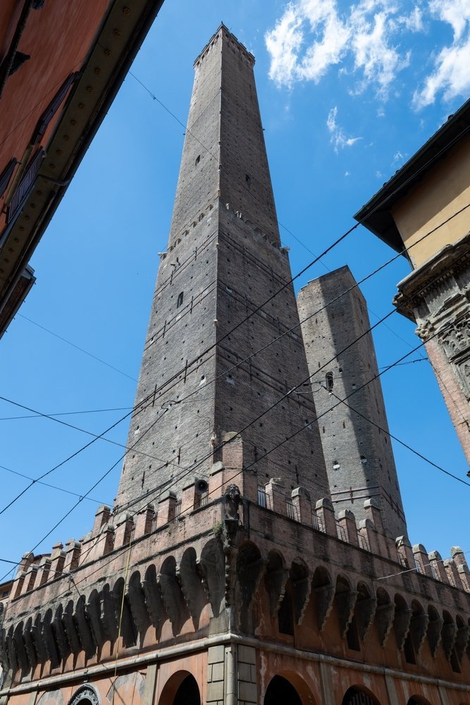 De två tornen Asinelli och det lutande Garisenda i Bologna
