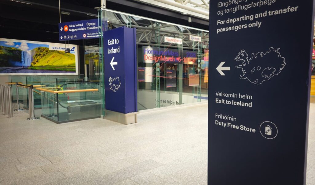 Utgången från terminalen på Keflavík flygplats