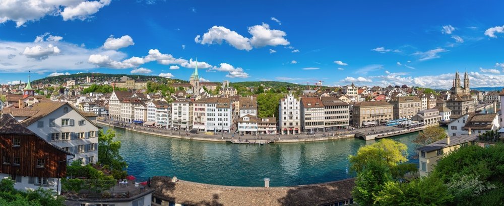 Utsikt från Lindenhof över Zürichs Old Town och Limmat