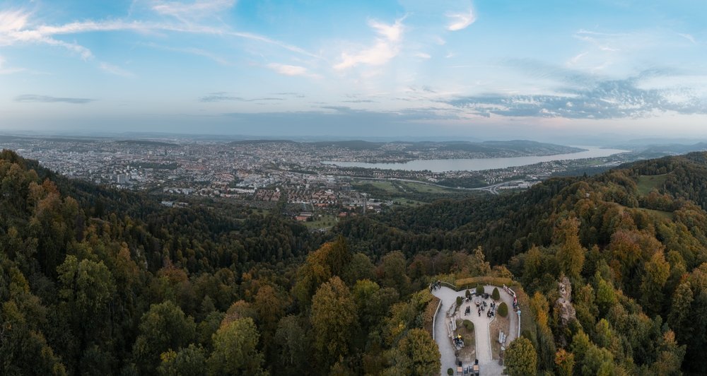 Utsikt från Uetliberg över Zürich, Zürichsjön och Alperna