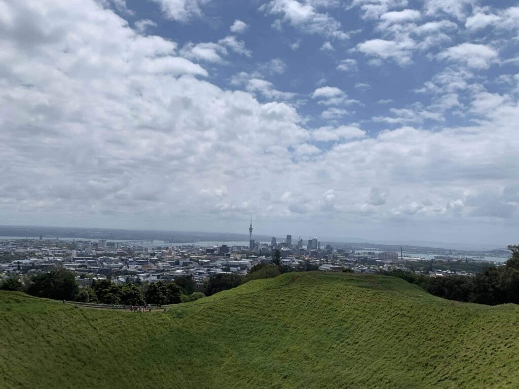 Utsikt från vulkanen Mount Eden över Auckland med Sky Tower i bakgrunden