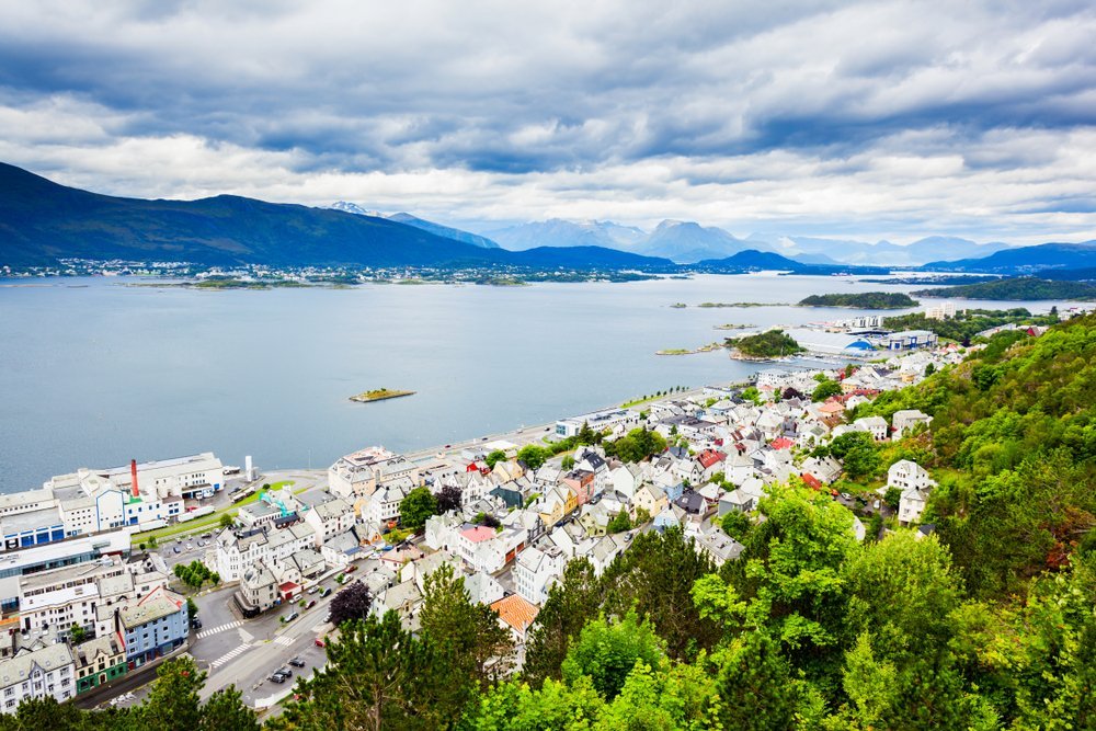 Utsikt över Ålesund och öarna från Fjellstua på stadsberget Aksla