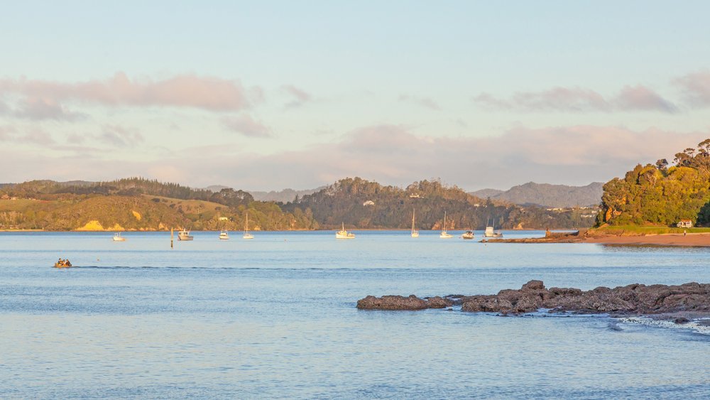 Utsikt över Bay of Islands från Paihia på Nya Zeelands Nordö