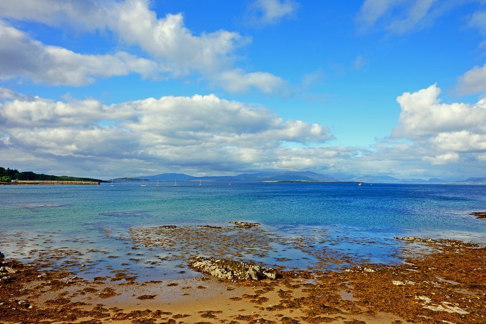 Utsikt över viken Broadford Bay vid Broadford på Isle of Skye