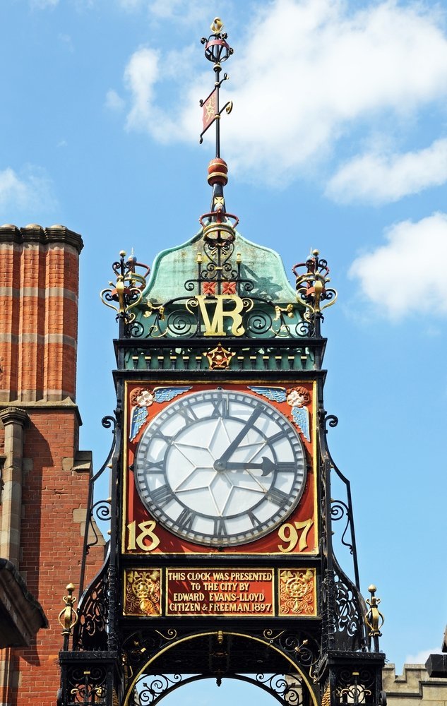 Den utsmyckade klockan över Eastgate på stadsmuren i Chester