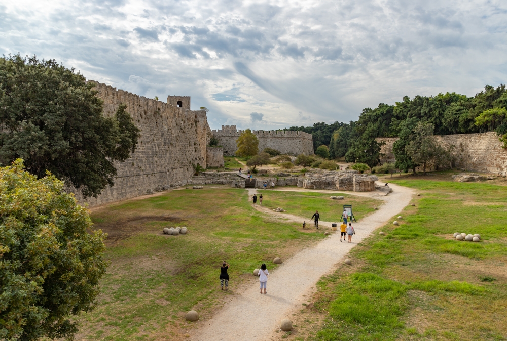 Vallgraven och stadsmurarna runt Gamla stan i Rhodos stad