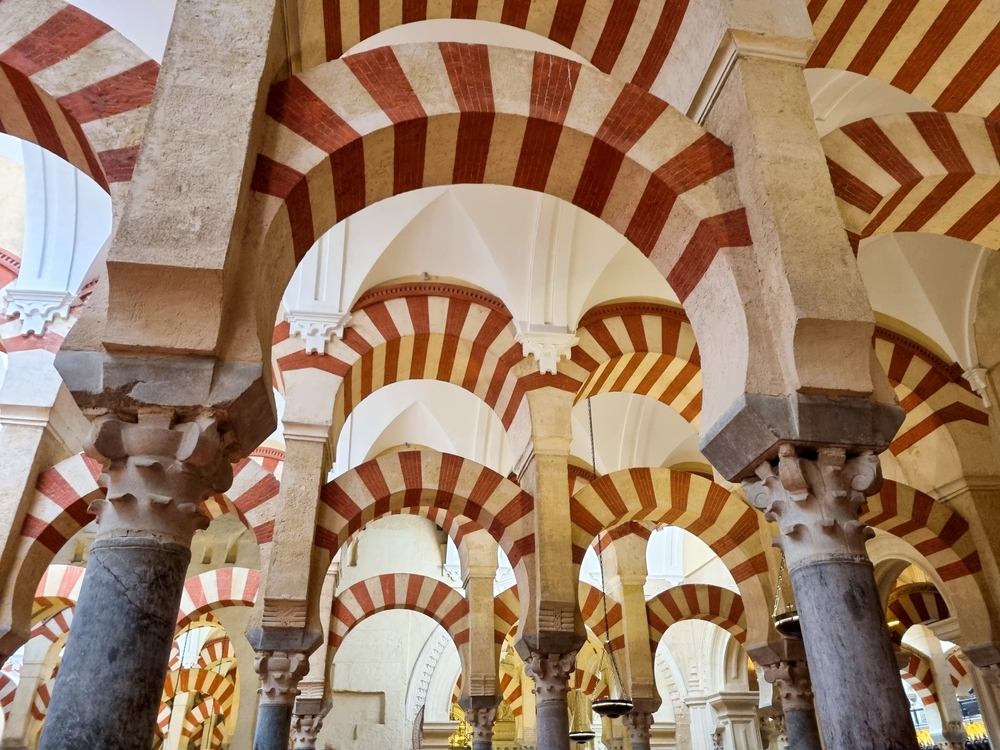 Valv och pelare i Mezquitan i Córdoba