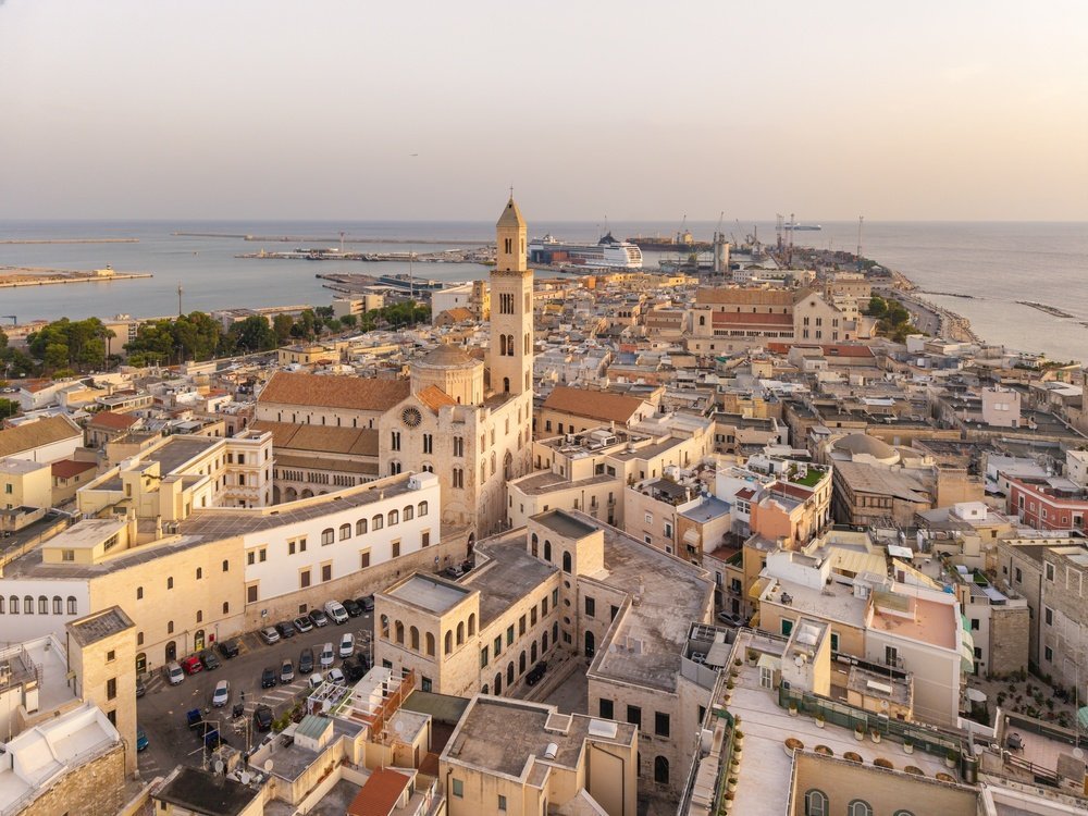 Flygfoto över Bari Vecchia och Basilica di San Nicola vid soluppgången i Bari