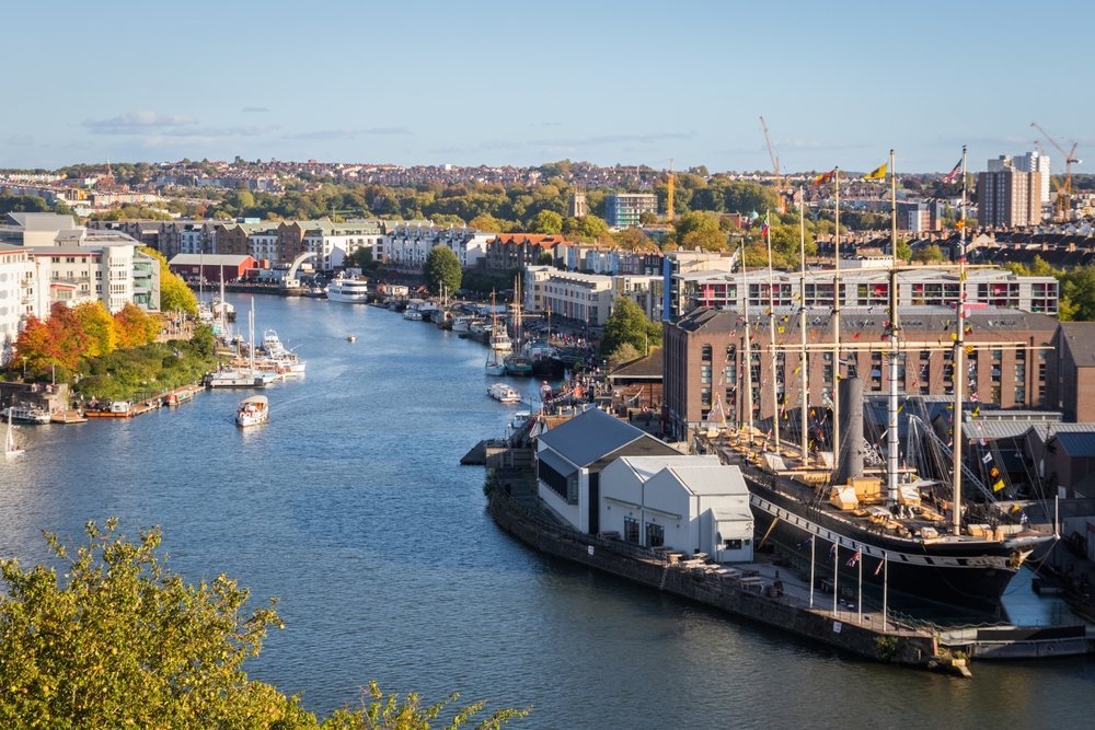 Hamnpromenaden i Bristol med Harbourside och SS Great Britain
