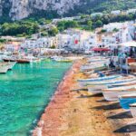 Capri stad med vita hus mellan bergen och havet på Capri
