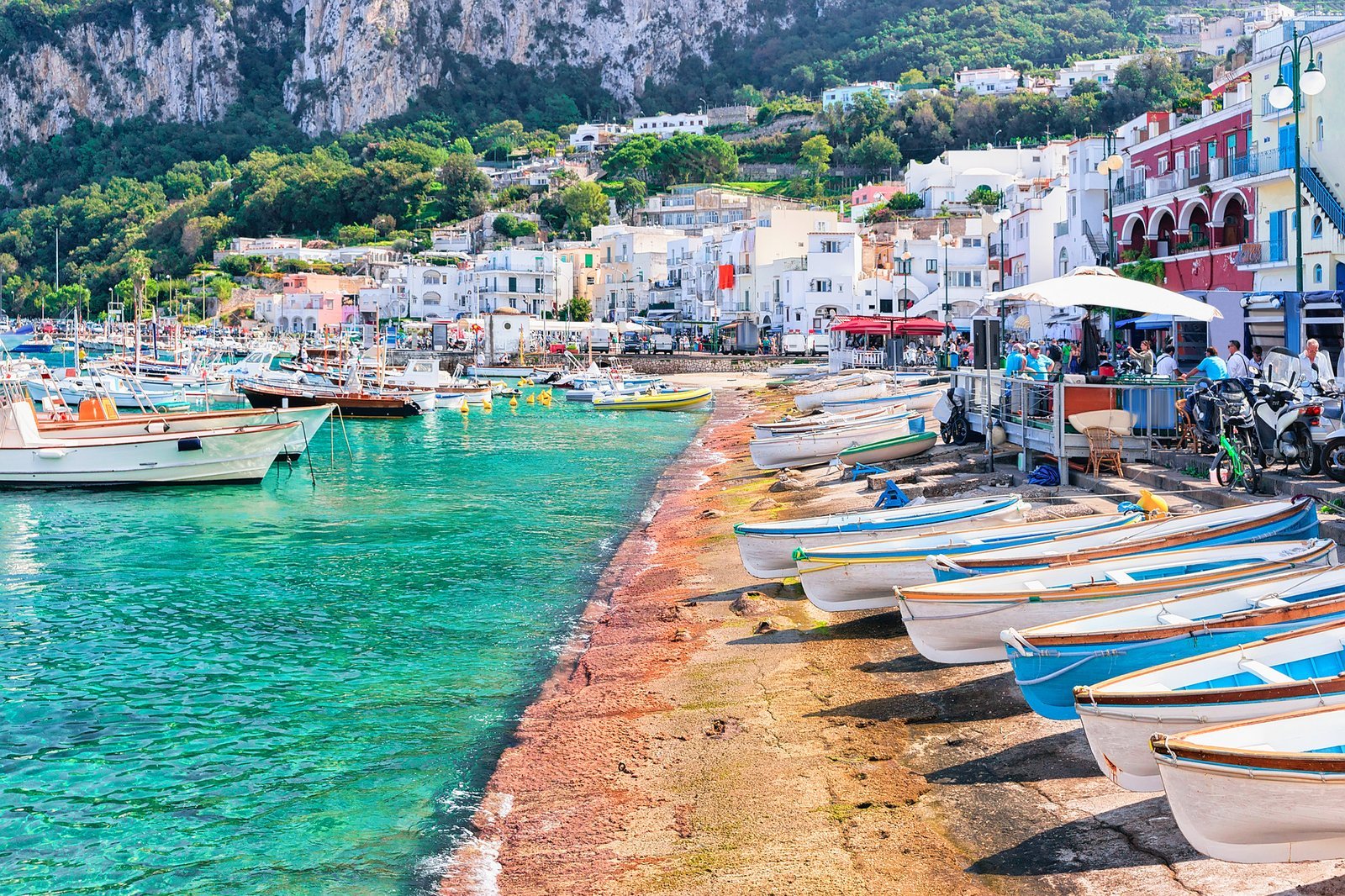 Capri stad med vita hus mellan bergen och havet på Capri