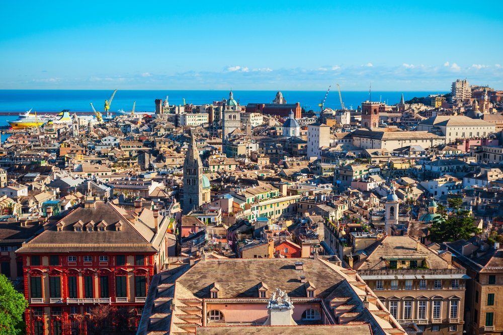 Flygfoto över Genua med Old Town och hamnen i Ligurien