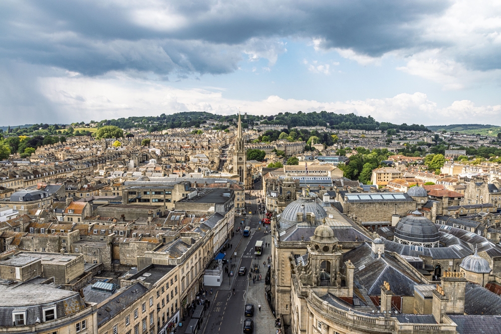 Flygbild över Bath i England med den historiska georgianska arkitekturen och gröna kullar