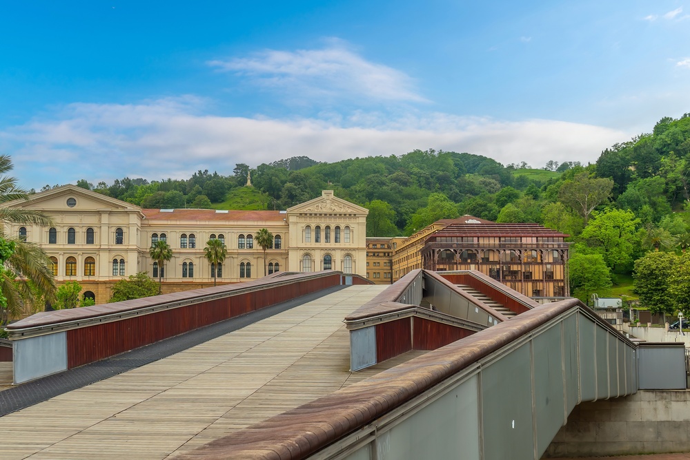 Gångbron Pedro Arrupe och Deustouniversitetet i Bilbao