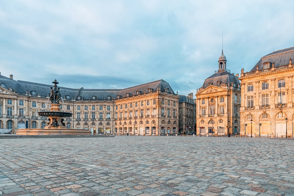 Place de la Bourse och fontänen De tre gracerna i Bordeaux