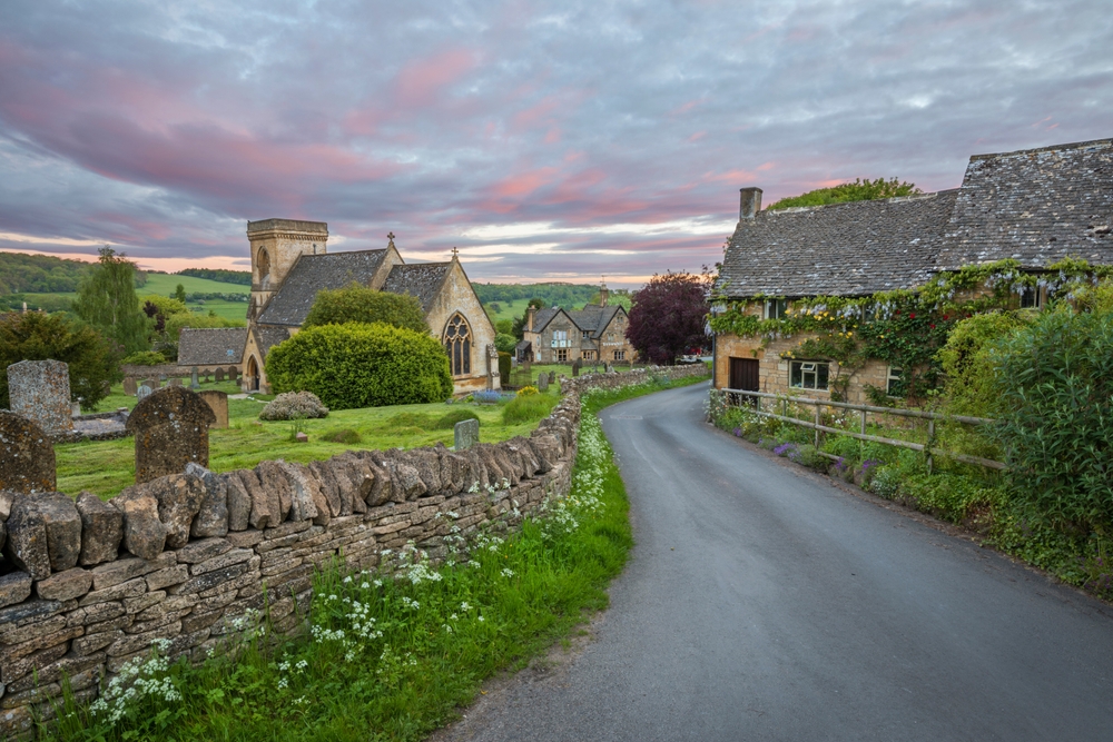 Stenhus och kyrkan St. Barnabas i byn Snowshill i Cotswolds