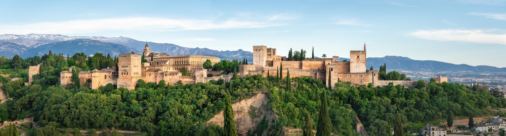 Panoramautsikt över Alhambra i Granada med bergen i Sierra Nevada i bakgrunden