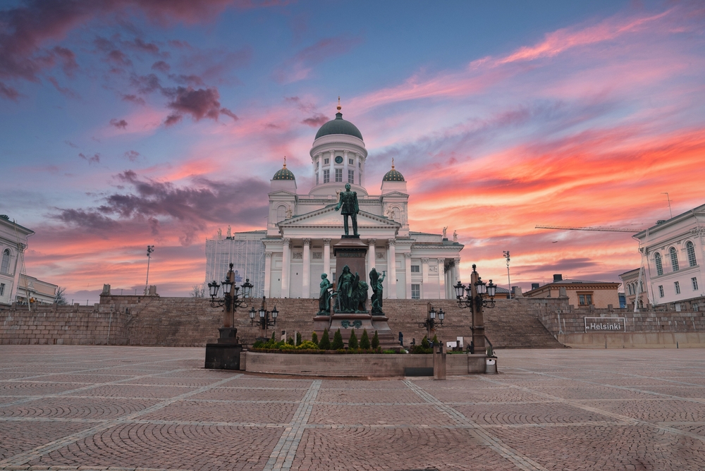 Helsingfors domkyrka med de gröna kupolerna vid Senatstorget i solnedgången