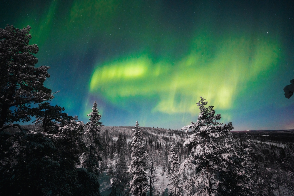 Grönt norrsken över Rovaniemi i finska Lappland