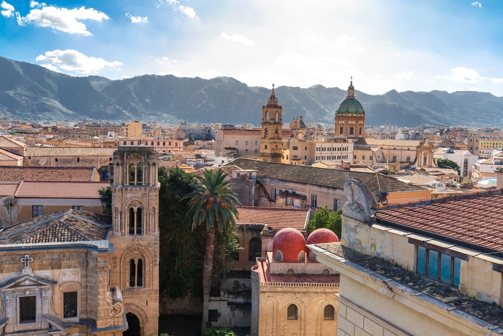 Palermo med historiska kyrkor och berg i bakgrunden