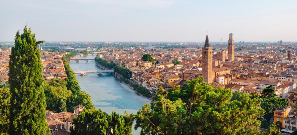 Panorama över Verona med floden Adige som slingrar sig genom staden