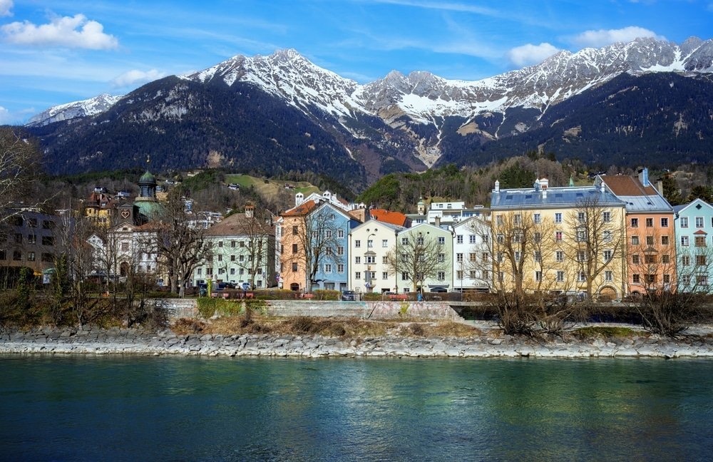 Var man ska bo i Innsbruck: de färgglada husen längs floden Inn med Nordkette i bakgrunden