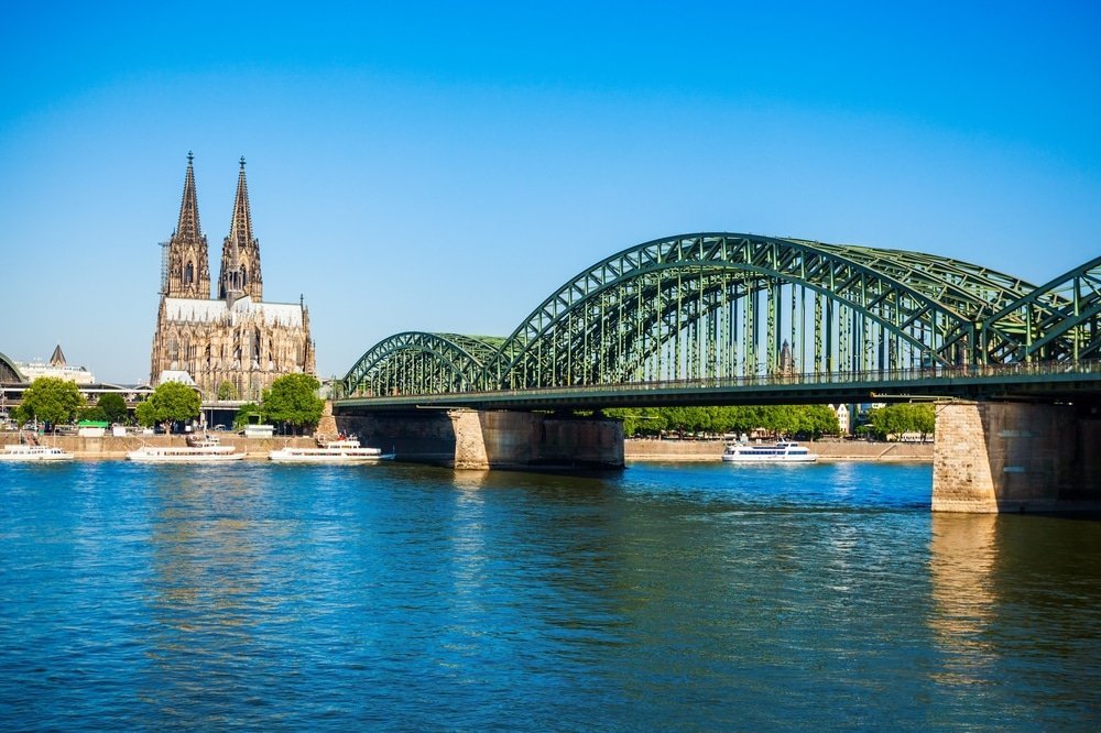 Kölner Dom och Hohenzollernbrücke sedda över Rhen i Köln