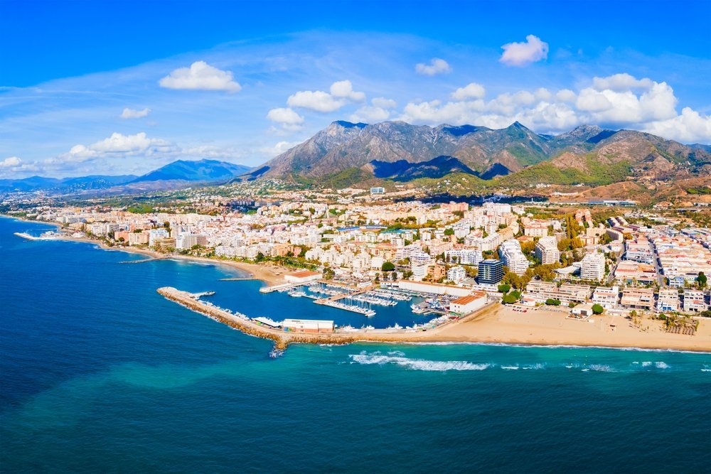 Flygfoto över Marbella med småbåtshamnen, stranden och berget La Concha