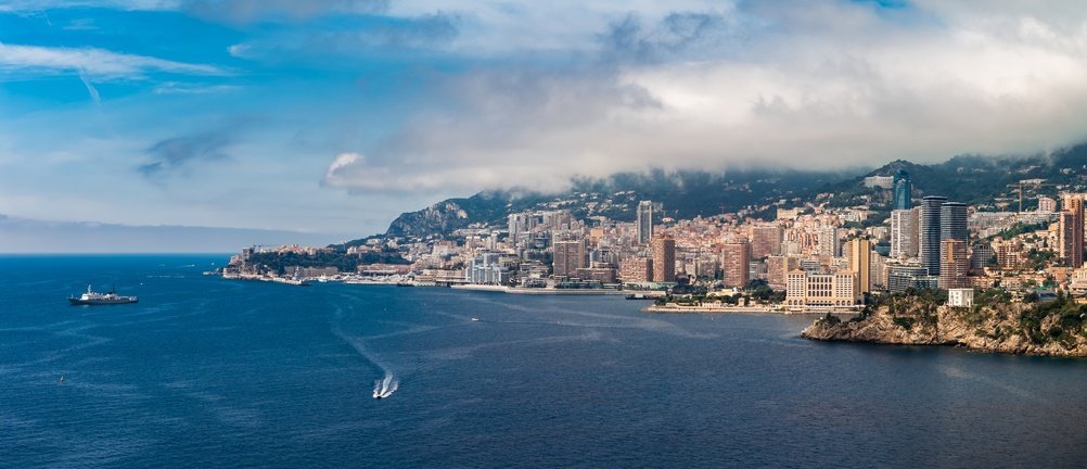 Flygfoto över Monaco med Monte-Carlo, Port Hercule och Larvottostranden