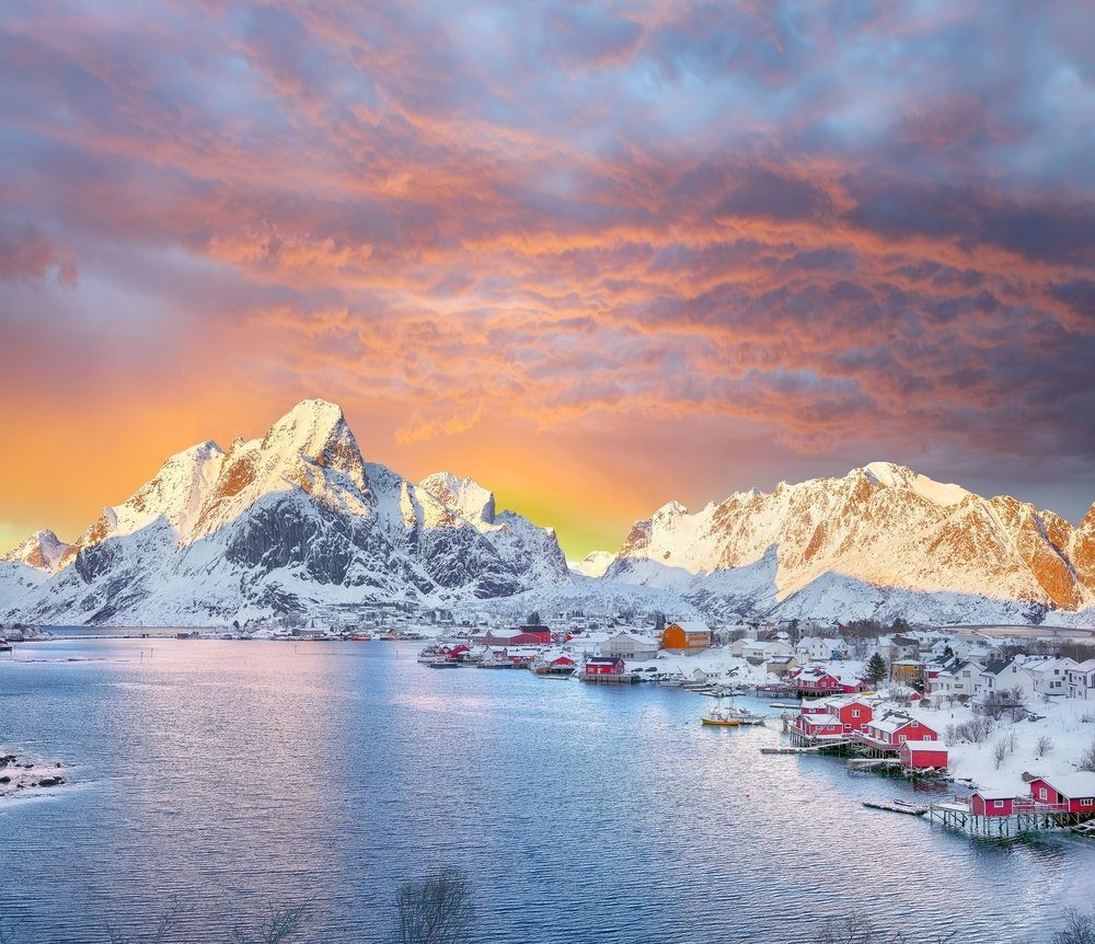 Var man ska bo i Norge: Reine på Lofoten med röda rorbuer under bergen