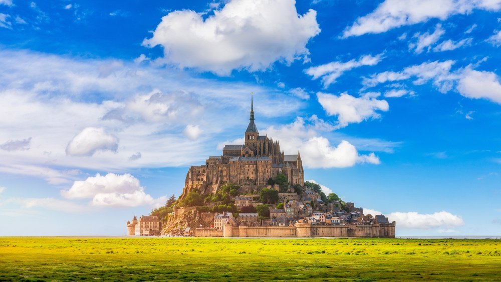 Var man ska bo i Normandie: Mont-Saint-Michel med klostret på klippön i viken