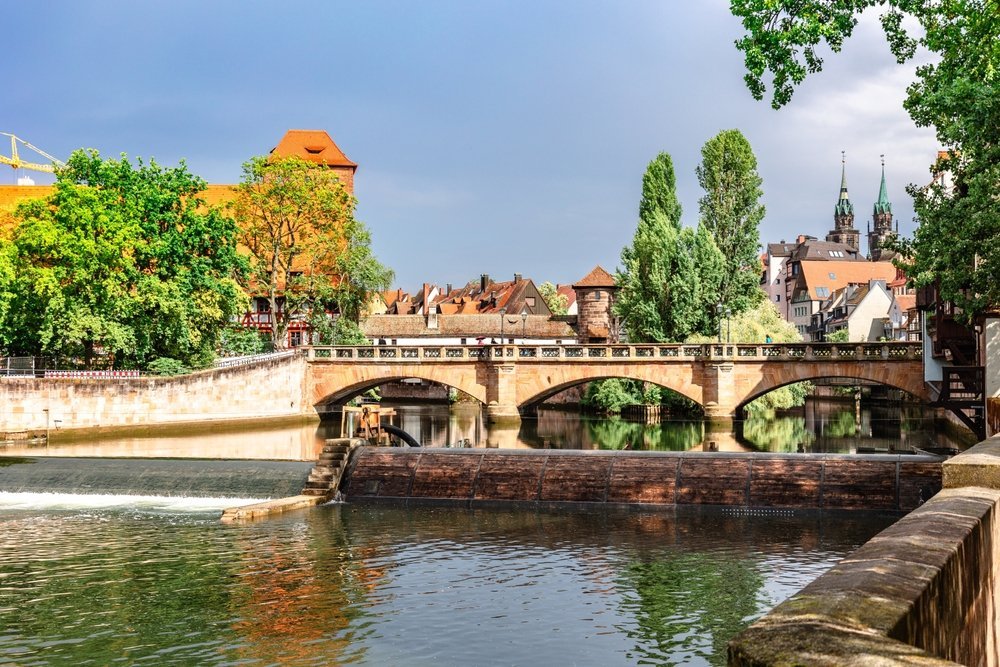 Färgglada korsvirkeshus och broar över Pegnitz i Nürnbergs Old Town