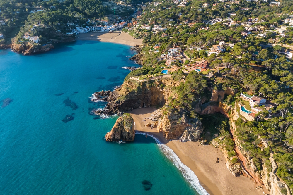 Costa Brava-kusten vid Medelhavet med klippor, vikar och klart vatten