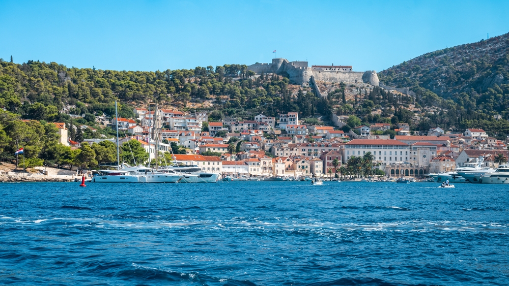 Panoramautsikt över Hvar stad och hamnen med fästningen Fortica på kullen