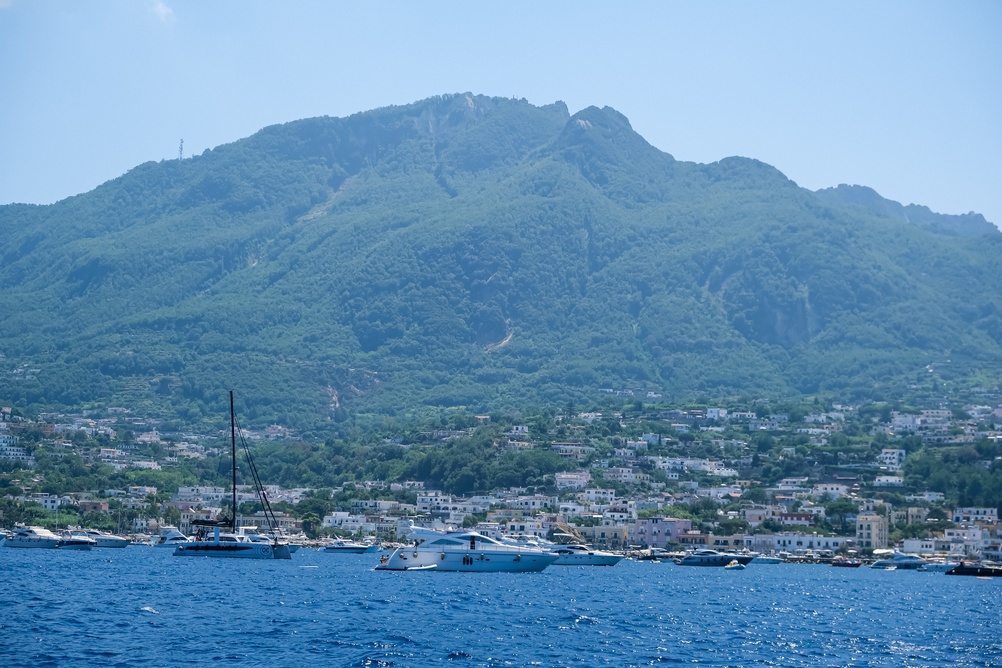 Berget Epomeo och en hamnstad på Ischia med ankrade båtar i förgrunden