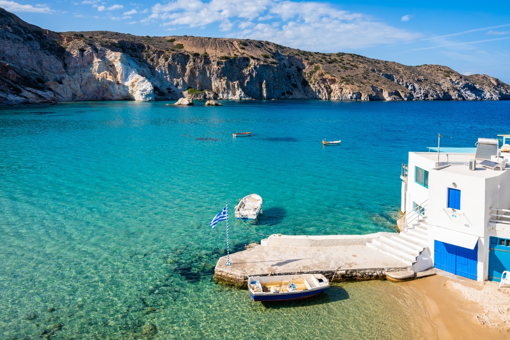 Viken vid Firopotamos på Milos med de vita husen