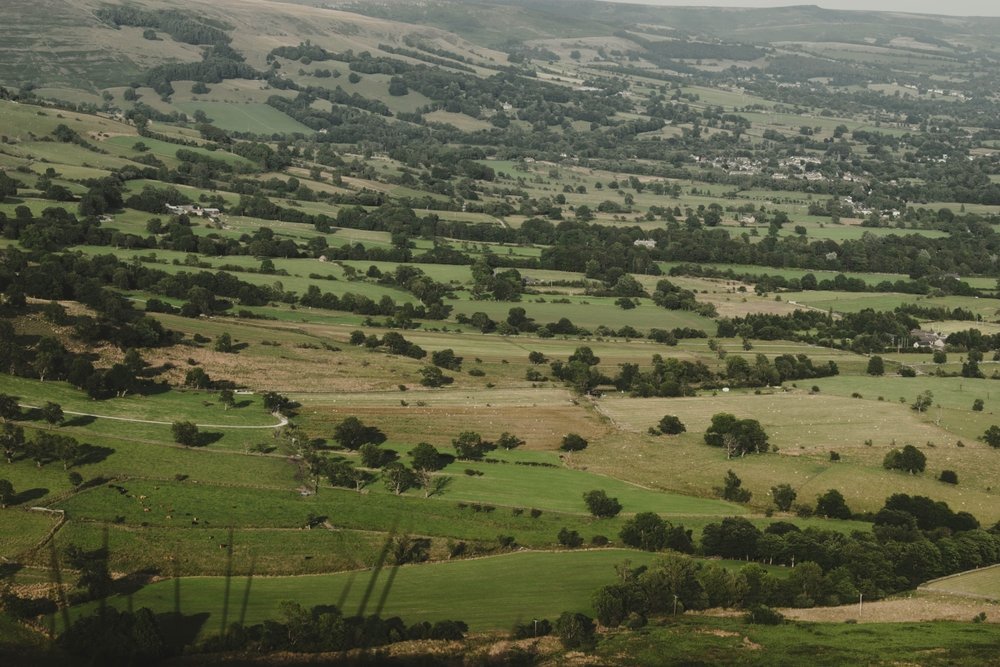 Var man ska bo i Peak District: utsikt från toppen av Mam Tor över Hope Valley