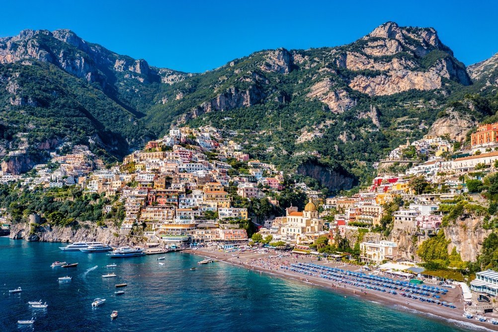 Flygfoto över Positano och stranden Spiaggia Grande på Amalfikusten