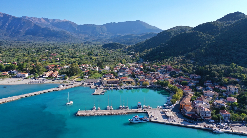 Flygfoto över Vasiliki och bukten med hamnen på Lefkada