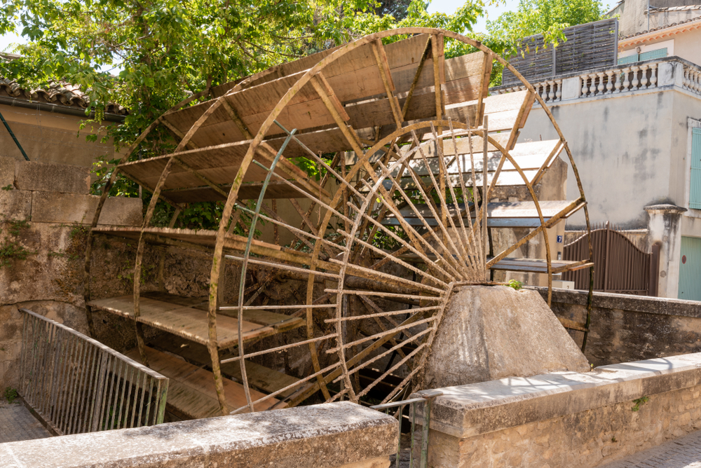 Vattenhjul vid kanalen i L'Isle-sur-la-Sorgue i Provence