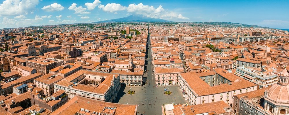 Via Etnea i Catania sedd från luften med Etna i slutet av gatan