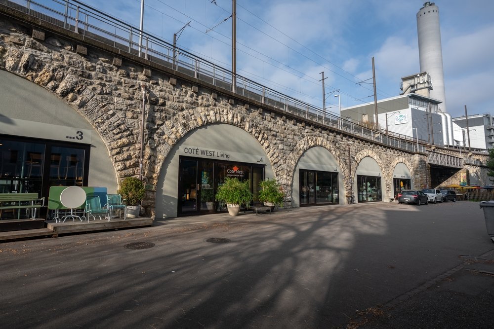 Im Viadukt med butiker under järnvägsvalven i Zürich West