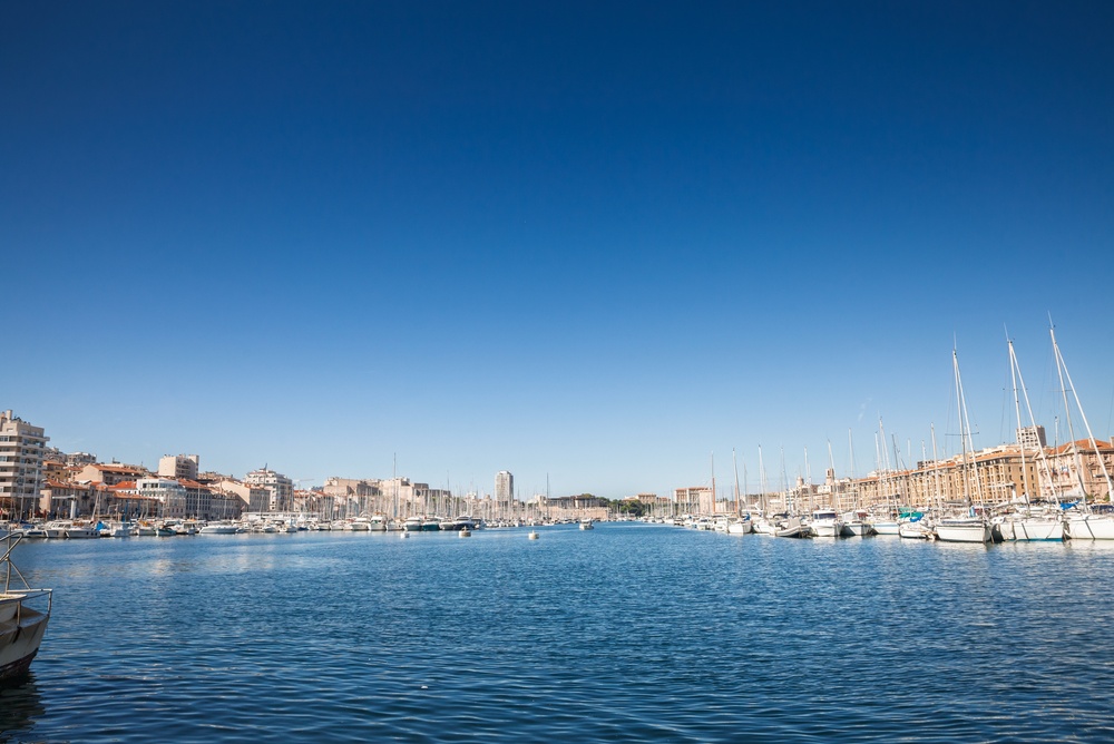 Vieux-Port i Marseille med segelbåtar och lyxjakter längs hamnen